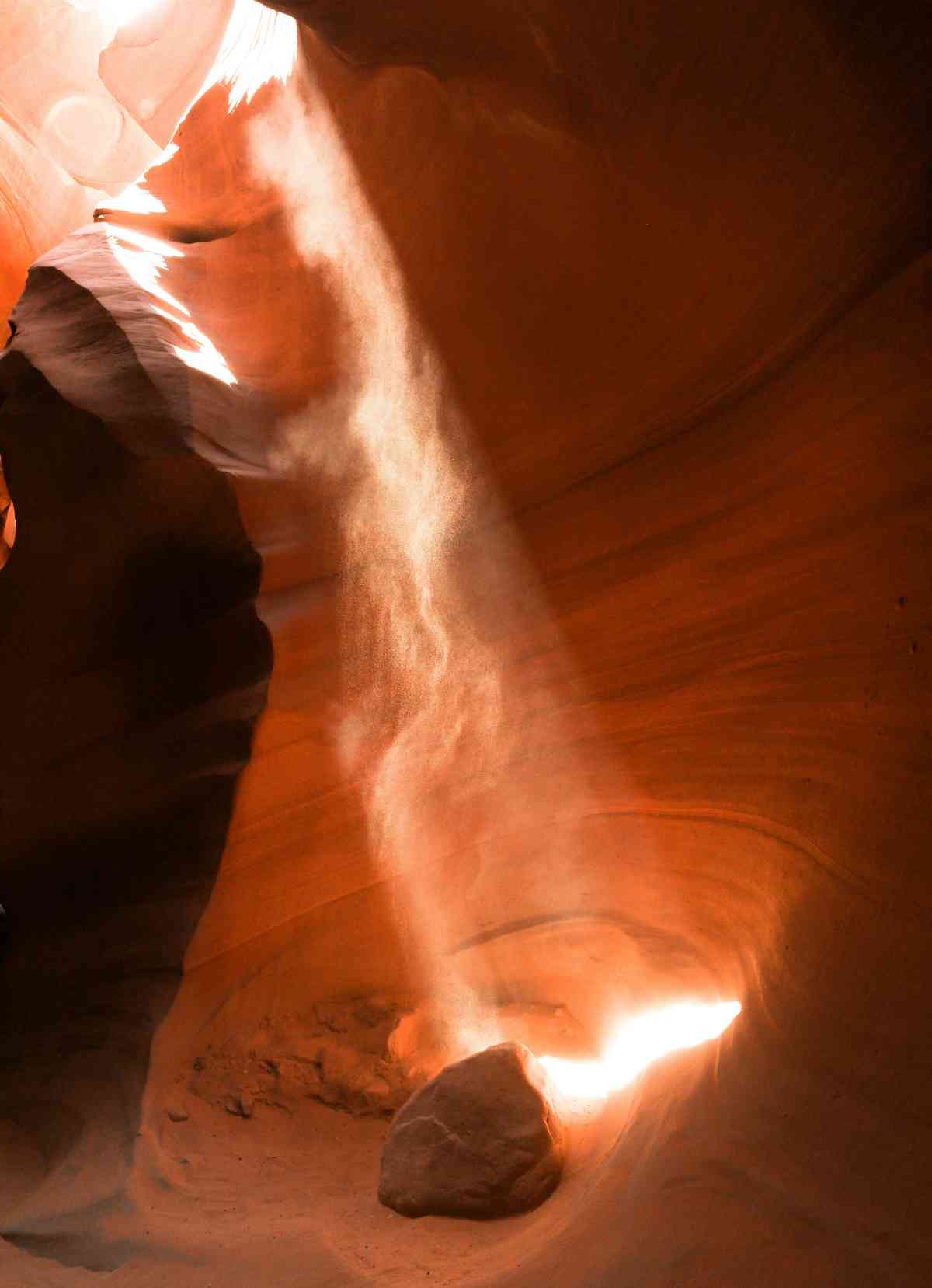 Lumière du soleil perçant l'ombre, symbole d'espoir et de renouveau